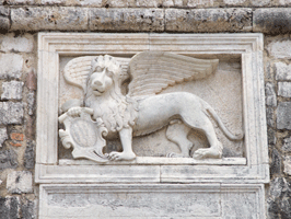 Wall bas griffon lion with wings