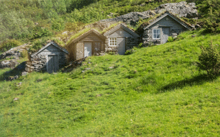 Grass roofed stone huts, Stavbergsetra
