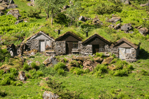 Grass roofed stone huts, Urasetra